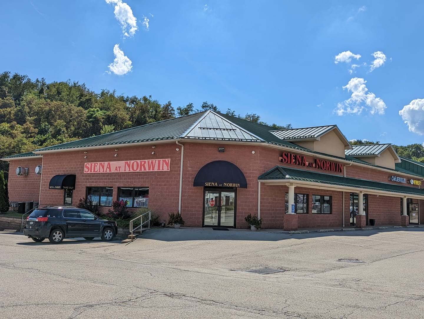 Siena Norwin Outside